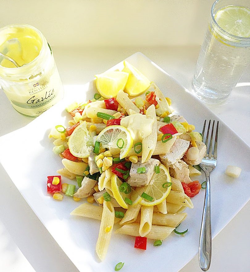 Insalata di pasta di pollo al limone e aglio cremoso